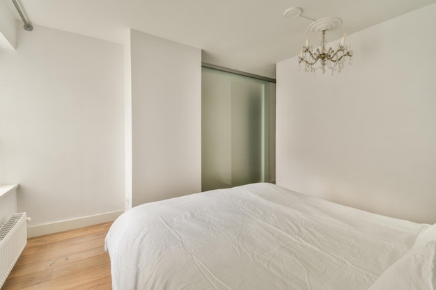 Chambre lumineuse avec armoire en bois