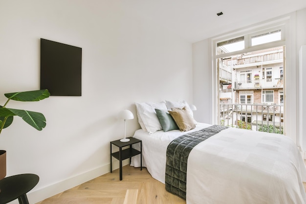 Chambre lumineuse avec armoire en bois