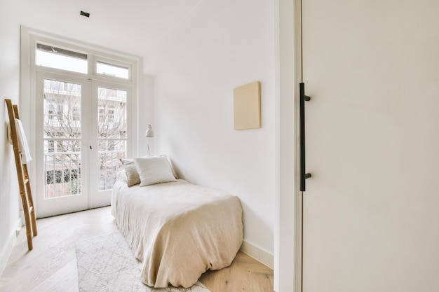 Chambre lumineuse avec armoire en bois