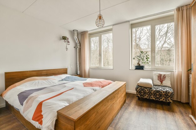 Chambre lumineuse avec armoire en bois