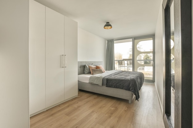 Chambre lumineuse avec armoire en bois