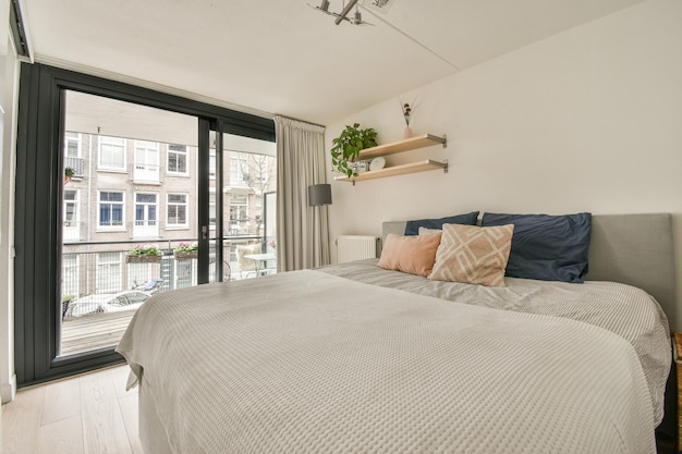 Chambre lumineuse avec armoire en bois