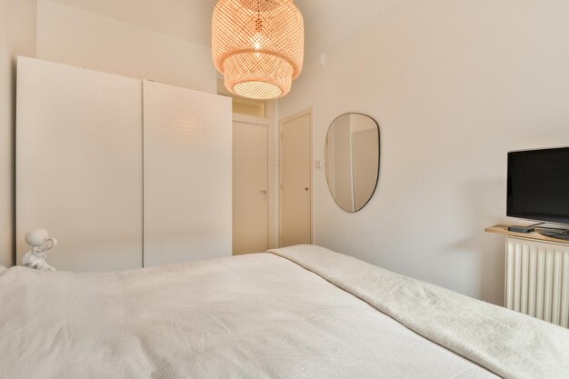 Chambre lumineuse avec armoire en bois