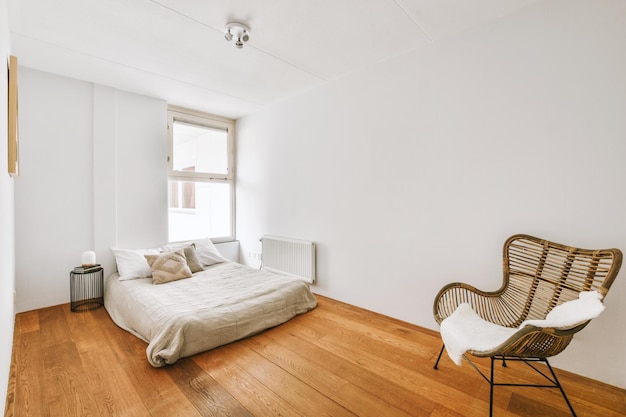 Chambre lumineuse avec armoire en bois