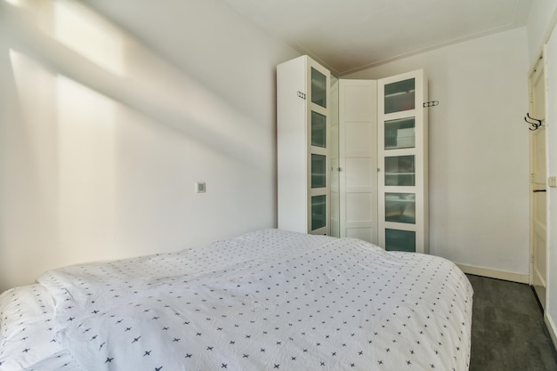 Chambre lumineuse avec armoire en bois