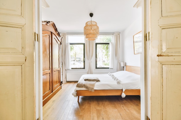 Chambre lumineuse avec armoire en bois