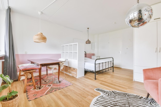 Chambre lumineuse avec armoire en bois