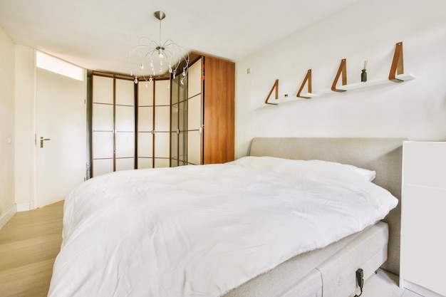 Chambre lumineuse avec armoire en bois