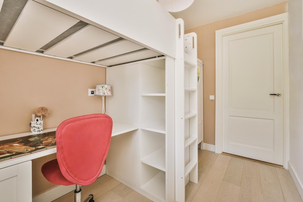 Chambre lumineuse avec armoire en bois