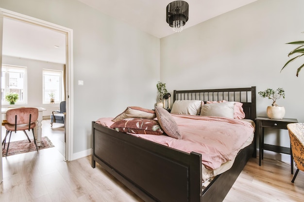 Chambre lumineuse avec armoire en bois