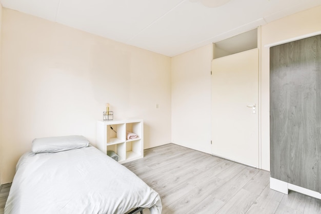 Chambre lumineuse avec armoire en bois