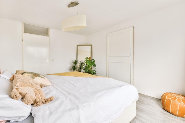 Chambre lumineuse avec armoire en bois