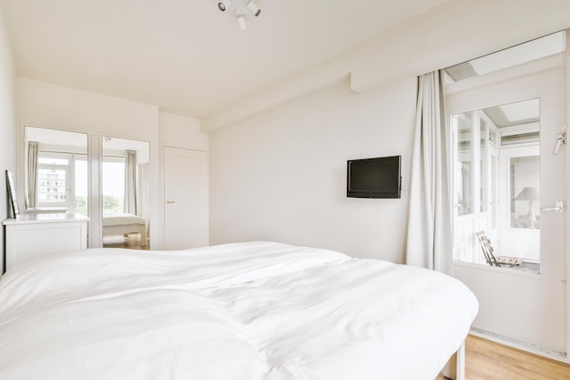 Chambre lumineuse avec armoire en bois