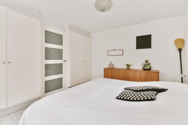 Chambre lumineuse avec armoire en bois