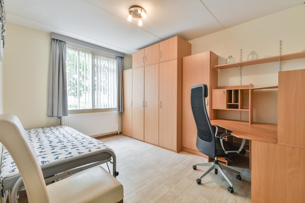 Chambre lumineuse avec armoire en bois