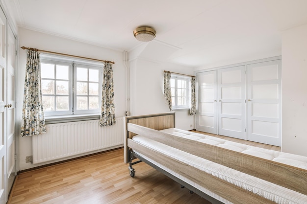 Chambre lumineuse avec armoire en bois