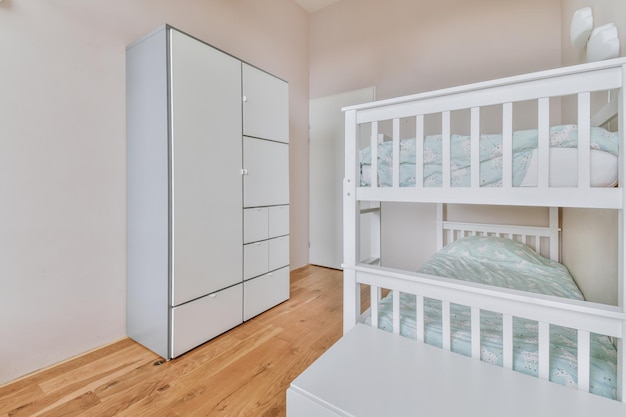 Chambre lumineuse avec armoire en bois