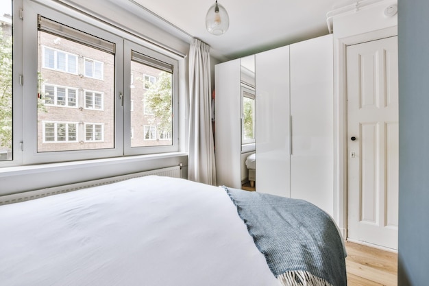 Chambre lumineuse avec armoire en bois