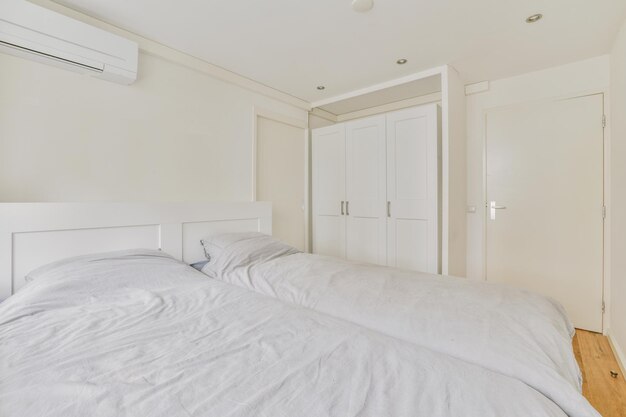 Chambre lumineuse avec armoire en bois