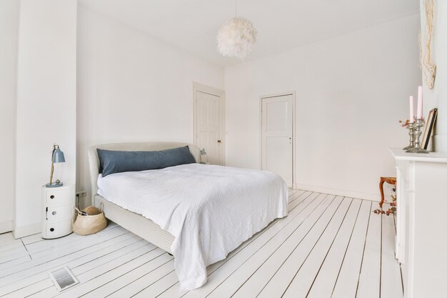 Chambre lumineuse avec armoire en bois