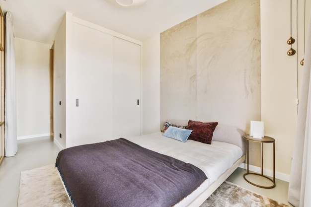 Chambre lumineuse avec armoire en bois