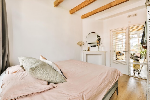 Chambre lumineuse avec armoire en bois