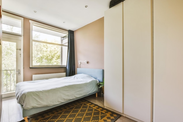 Chambre lumineuse avec armoire en bois