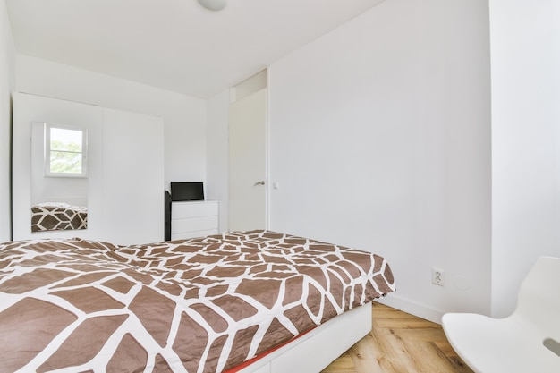 Chambre lumineuse avec armoire en bois