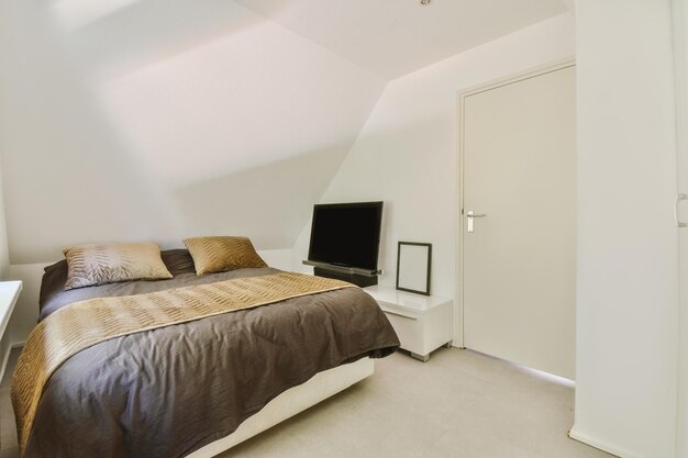 Chambre lumineuse avec armoire en bois