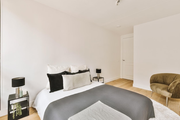 Chambre lumineuse avec armoire en bois