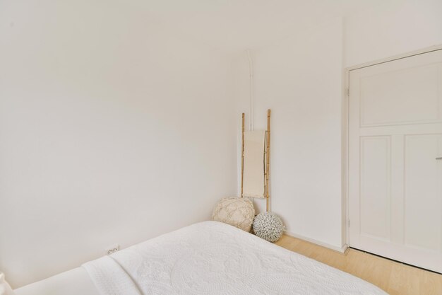 Chambre lumineuse avec armoire en bois