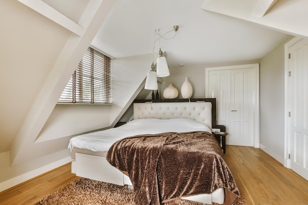 Chambre lumineuse avec armoire en bois