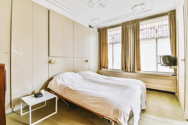 Chambre lumineuse avec armoire en bois