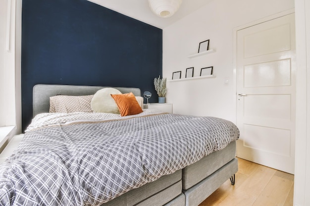 Chambre lumineuse avec armoire en bois