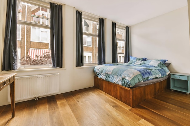 Chambre lumineuse avec armoire en bois