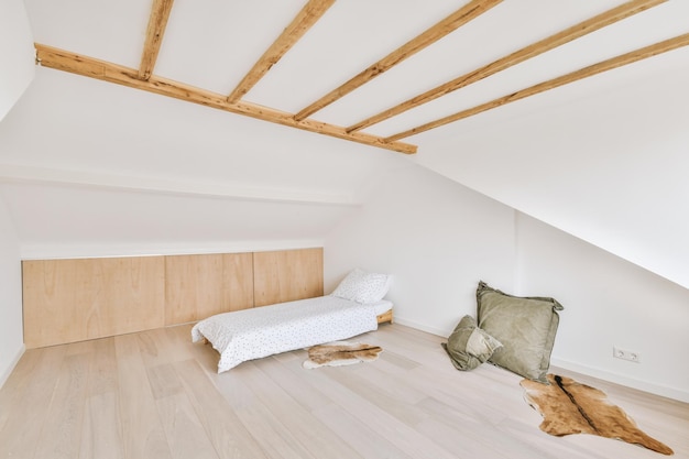 Chambre lumineuse avec bois