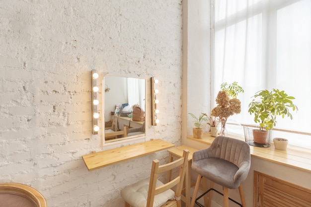 Chambre lumineuse confortable avec miroir