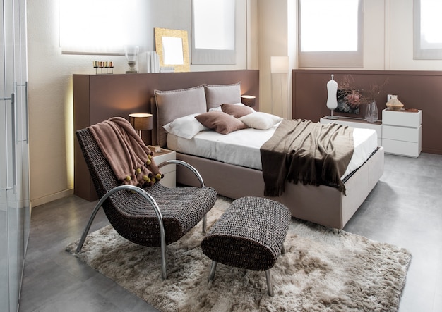 Chambre de luxe moderne avec fauteuil inclinable