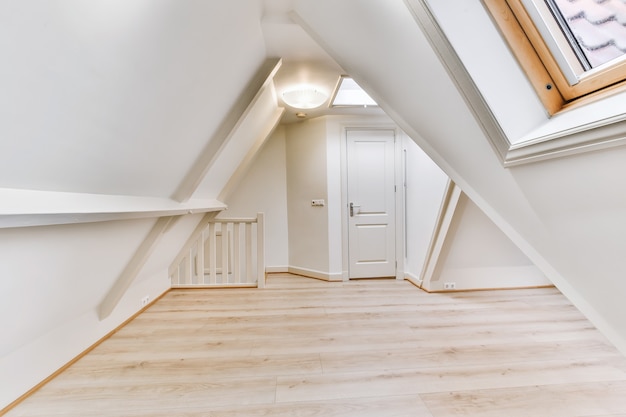 Chambre mansardée élégante et minimaliste dans une maison confortable