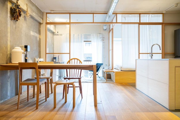 Chambre à la mode avec table à manger, aucune personne