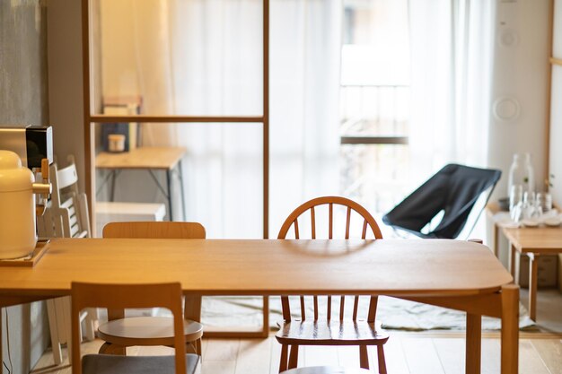 Chambre à la mode avec table à manger, aucune personne