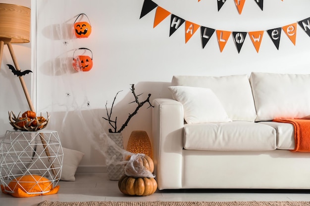 Chambre moderne décorée pour l'intérieur festif d'Halloween