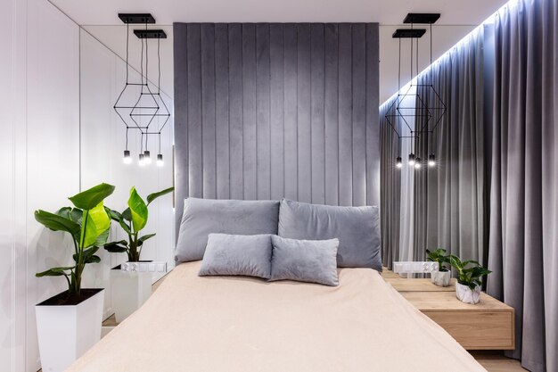 Photo chambre moderne avec lit confortable dans un studio design d'intérieur