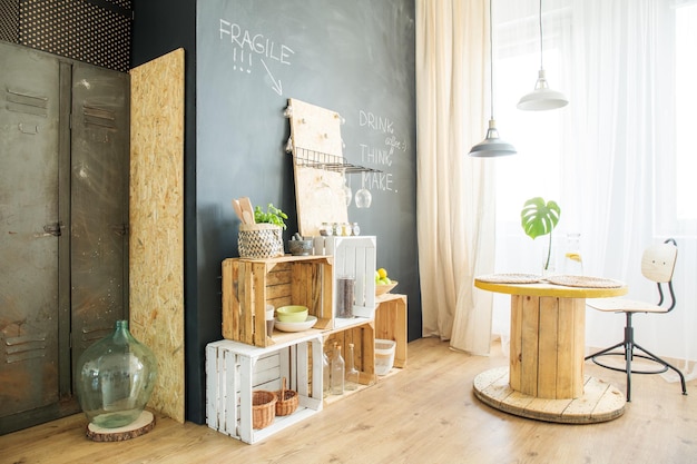 Chambre avec mur de tableau noir