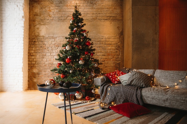 Chambre de Noël décorée avec un beau sapin