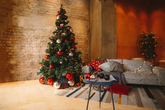 Chambre de Noël décorée avec un beau sapin