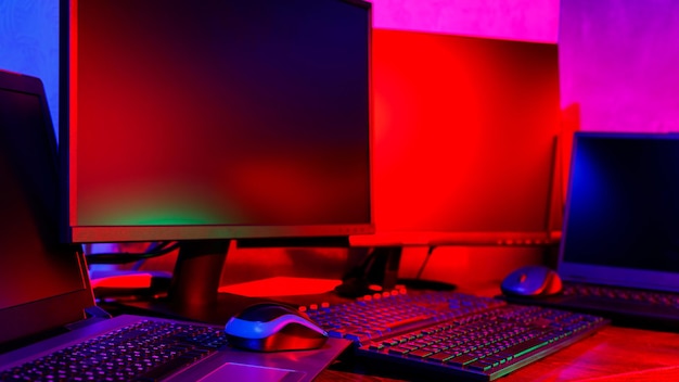 Chambre noire pour un joueur avec des néons. Intérieur pour jeux informatiques, jeux de sport et stream. Abstrait néon à l'intérieur. Zone de jeux. Néon bleu et rose