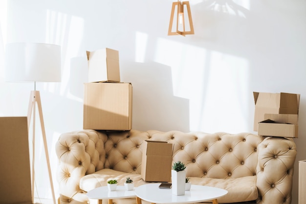 Chambre de la nouvelle maison remplie de boîtes