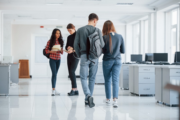Photo chambre propre. groupe de jeunes marchant dans le bureau à leur pause