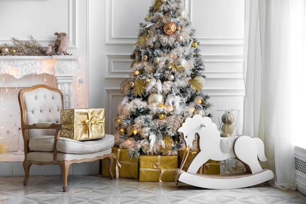 Chambre avec sapin de Noël décoré de guirlandes et de boules clignotantes